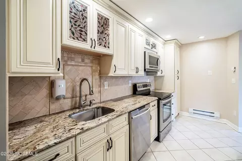 40 Meadow Green Cir #K, Manalapan, NJ 07726