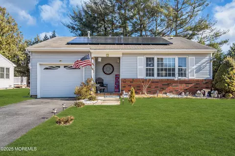 2 Basset Dr, Toms River, NJ 08757