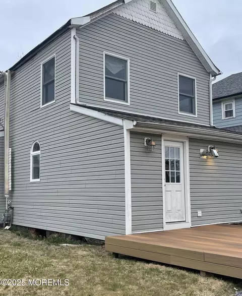 677 Main St, Belford, NJ 07718