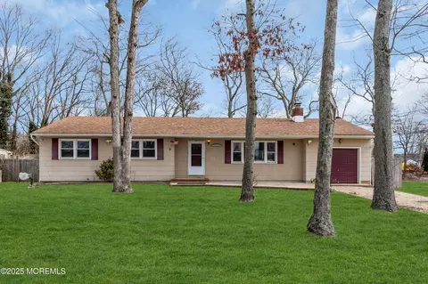 245 Hemlock Ln, Forked River, NJ 08731