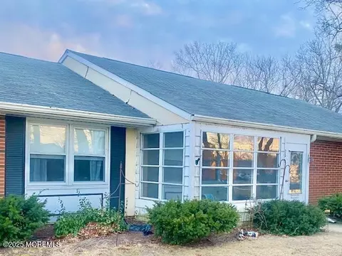 35 Cambridge Ct #E, Lakewood, NJ 08701