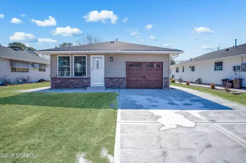 377 Saint Thomas Dr, Toms River, NJ 08757