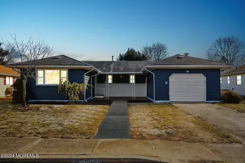 10 Cumana St, Toms River, NJ 08757