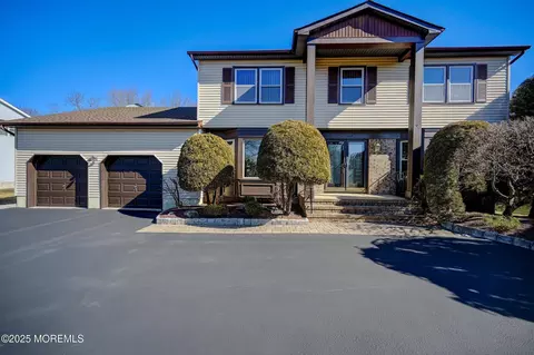 6 Danielle Dr, Manalapan, NJ 07726