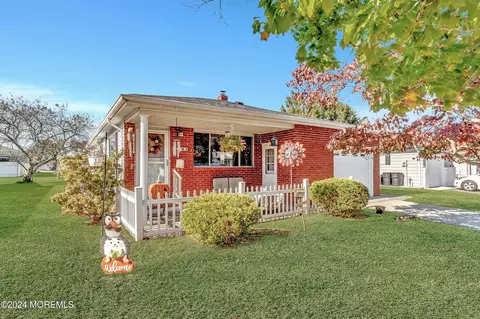493 Saint Thomas Dr, Toms River, NJ 08757