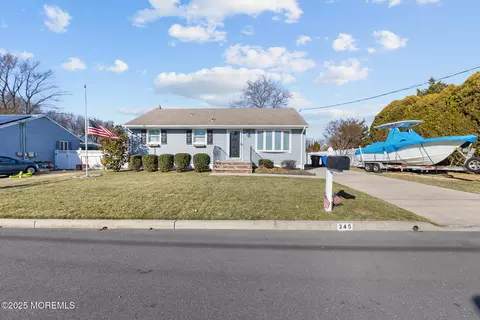 345 Oakland Ave, Belford, NJ 07718