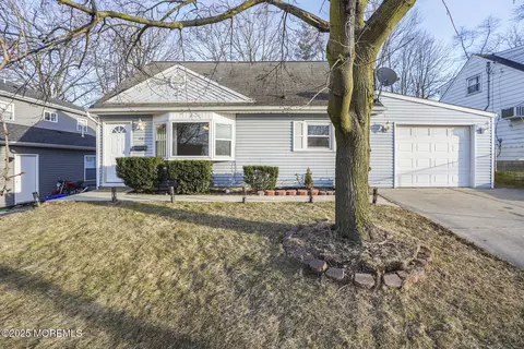 48 Pinetree Dr, Parlin, NJ 08859