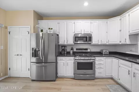 Kitchen - 107 Warbler Dr, Wayne, NJ 07470 photo 1 of 6