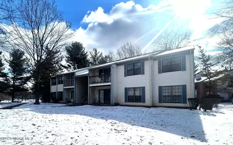 22 Crabapple Ln, Franklin Park, NJ 08823