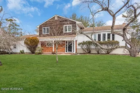 5 Oriole Ct, Toms River, NJ 08755