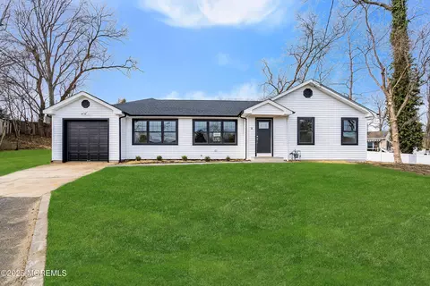 8 Frisk Dr, Middletown, NJ 07748