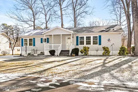 11 Royal Oak Dr, Cream Ridge, NJ 08514
