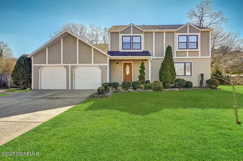4 Snyder Dr, Middletown, NJ 07748
