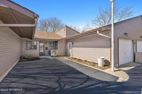 4 Middlebrook Ct, Red Bank, NJ 07701