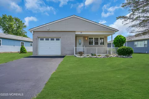 17 San Jacinto St, Toms River, NJ 08757