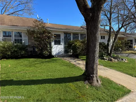 61 Hedge Dr # B, Lakewood, NJ 08701