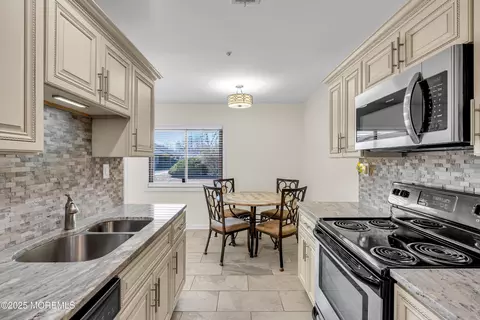 49 Wild Turkey Way #E, Manalapan, NJ 07726