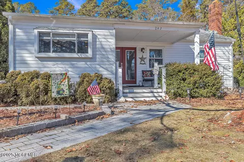 242 Center St, Manahawkin, NJ 08050