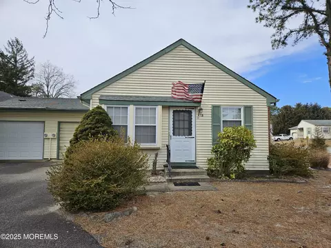 17 Penwood Dr # B, Whiting, NJ 08759