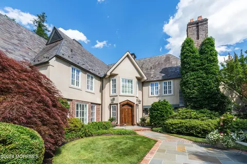 562 Navesink River Rd, Red Bank, NJ 07701