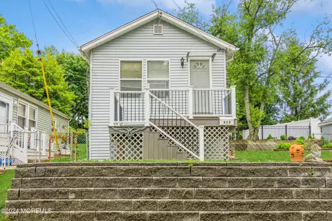 820 Forrest Ave, Laurence Harbor, NJ 08879