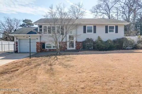 949 Utah Dr, Toms River, NJ 08753