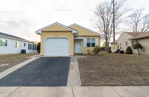 150 Torrey Pines Dr, Toms River, NJ 08757