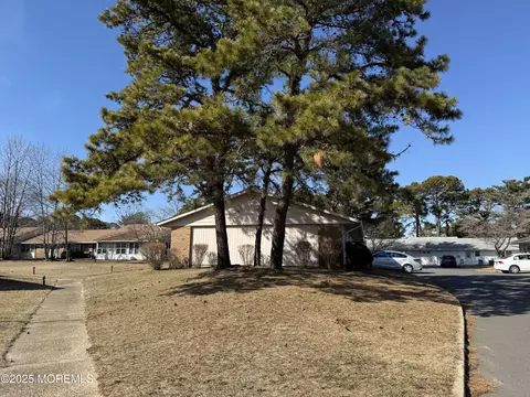 Exterior - 7 Cambridge Cir # B, Manchester, NJ 08759 photo 2 of 3