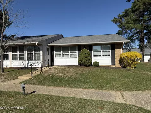 7 Cambridge Cir # B, Manchester, NJ 08759