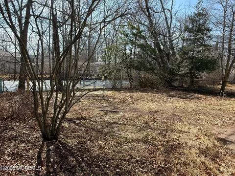 424 Redmond Ave, Oakhurst, NJ 07755