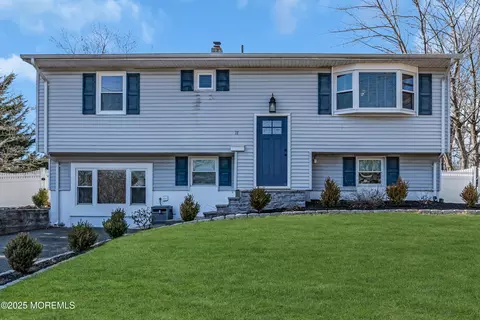 17 Kensington Dr, Howell, NJ 07731