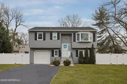 12 Salisbury Ave, Middletown, NJ 07748