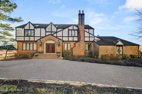 39 Westgate Ct, Colts Neck, NJ 07722