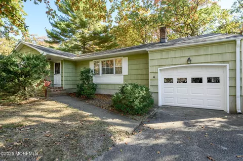 31 Squire Ct, Toms River, NJ 08753