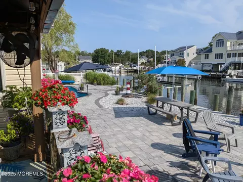 15 Bayview Dr, Waretown, NJ 08758