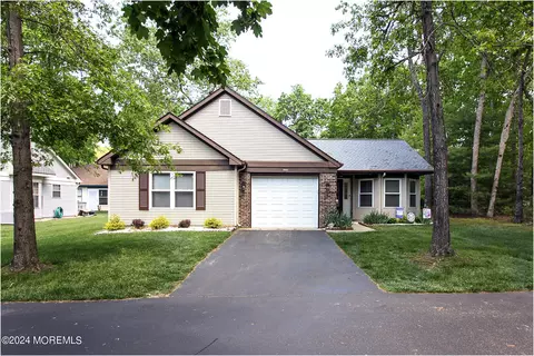 544 Petunia Ln N, Whiting, NJ 08759