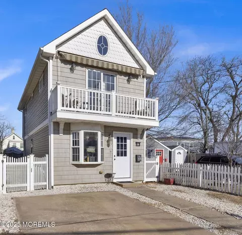 35 Myrtle Ave, Keyport, NJ 07735