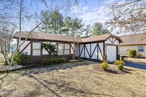 3 Hampton Dr, Marlboro, NJ 07746