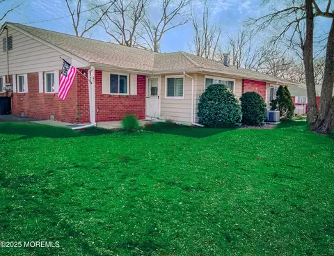 16 Lark St # B, Manchester, NJ 08759