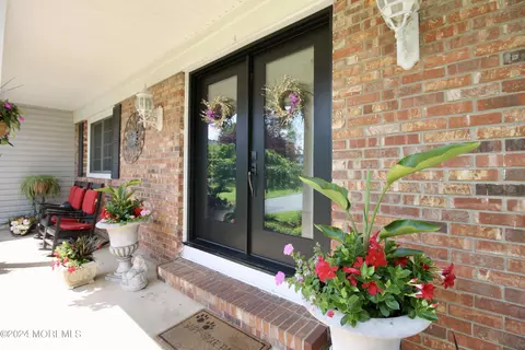 41 Hidden Stream Rd, Freehold, NJ 07728
