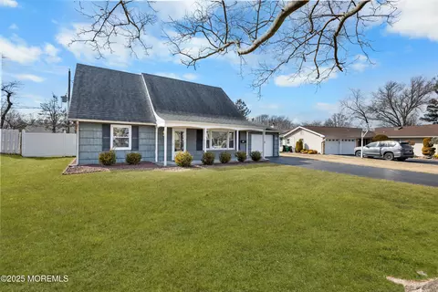 19 Avalon Ln, Aberdeen, NJ 07747