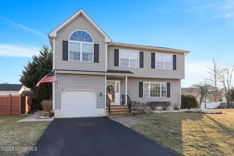16 Deborah Ln, Howell, NJ 07731