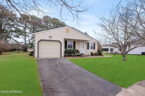 17 Leighton Ct, Toms River, NJ 08757
