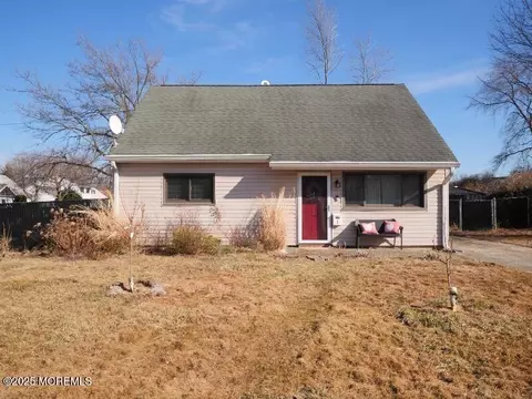 1 Monterey Dr, Hazlet, NJ 07730