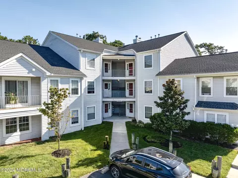 520 Waters Edge Dr, Toms River, NJ 08753