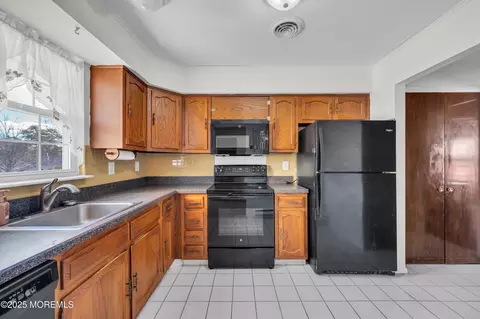 55 Franklin Ln, Whiting, NJ 08759