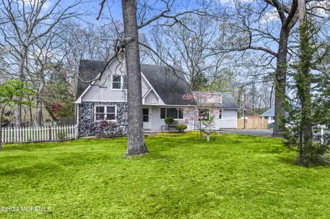 3 Lakeview Dr, Howell, NJ 07731