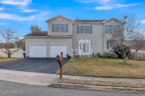 4 Drum Ct, Barnegat, NJ 08005