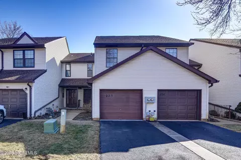 223 Longwood Dr #22-3, Manalapan, NJ 07726