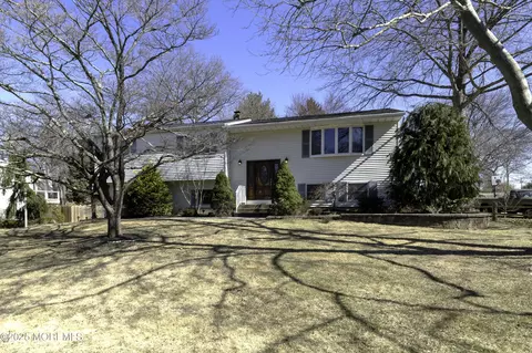 10 Danemar Dr, Middletown, NJ 07748